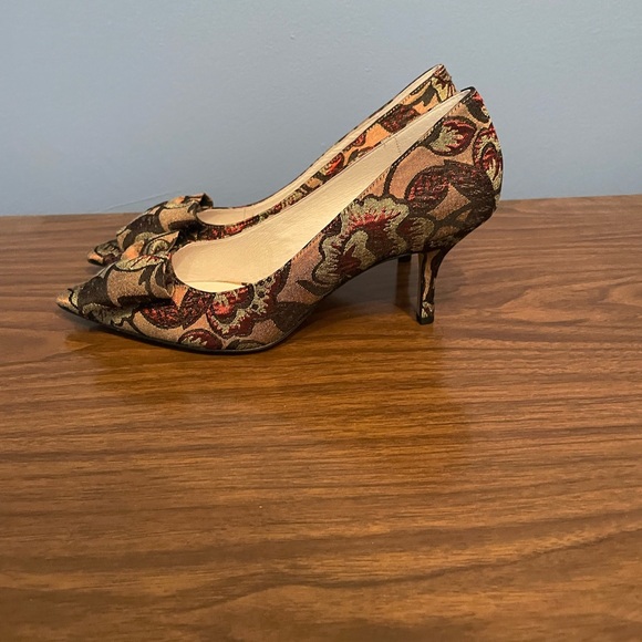 NWT Bettye by Bettye Muller Affair Crimson Brown Fabric Heels - Picture 4 of 8